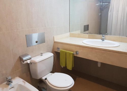 حمام-إحدى-الغرف-في-فندق-قصر-البتراء-الأردن-وادي-موسى-من-شركة-الحرية-للحلول-التسويقية-والعقارية