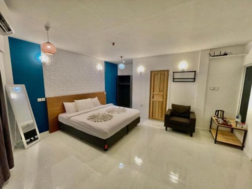 إحدى-الغرف-المزدوجة-في-فندق-كويمالا-جزر-المالديف-ماميغيلي-من-شركة-الحرية-للحلول-التسويقية-والعقارية