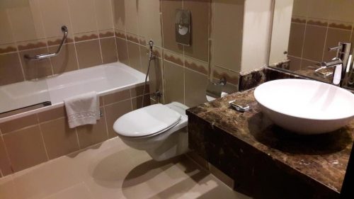 حمام-إحدى-الغرف