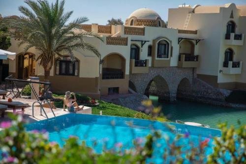 حمام سباحة فندق دوار العمدة الجونة الغردقة من شركة الحرية للحلول التسويقية والعقارية